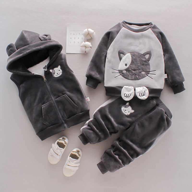 Children's gray outfit with cat design on a light gray background